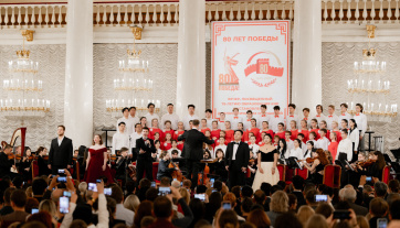 Year of Russian-Chinese Culture: The Gnesin Russian Academy of Music's Russian-Chinese Youth Symphony Orchestra Performed at the Hall of Columns